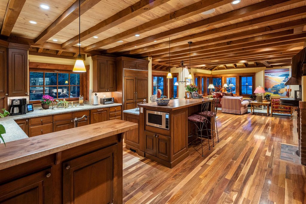 95 Bear Mountain Place, Reno, Nevada is an unapologetically rustic nestled above a cul-de-sac in the Sierra Nevada’s western foothills with quick access to the Reno Tahoe International Airport, downtown Truckee, and Lake Tahoe.