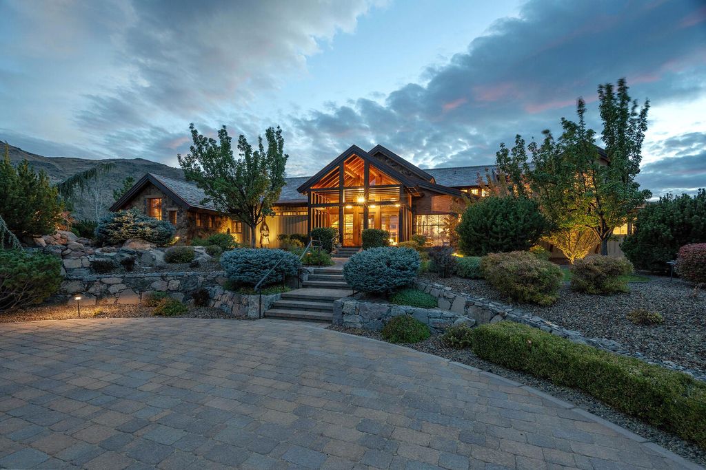 95 Bear Mountain Place, Reno, Nevada is an unapologetically rustic nestled above a cul-de-sac in the Sierra Nevada’s western foothills with quick access to the Reno Tahoe International Airport, downtown Truckee, and Lake Tahoe.