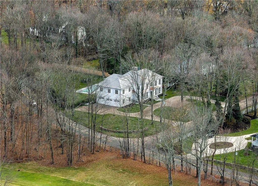 The Estate in Darien is a luxurious home thoughtfully designed and detailed with a fresh modern inspiration now available for sale. This home located at 4 Linda Ln, Darien, Connecticut; offering 06 bedrooms and 08 bathrooms with 6,800 square feet of living spaces. 