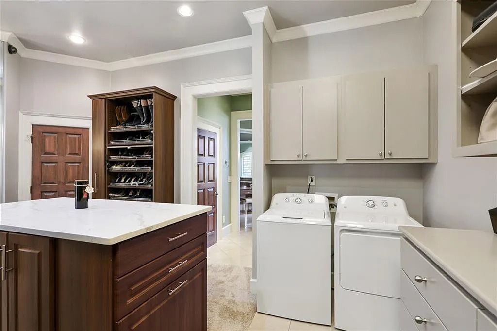 The Home in Kennesaw is the entertainers delight with large open spaces and a salt water pool with a connecting hot tub and wine cellar, now available for sale. This home located at 4235 Old Stilesboro Rd NW, Kennesaw, Georgia