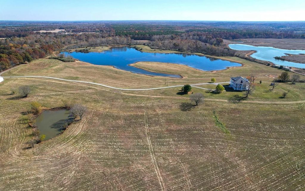 The Mansion in Carbondale is hosted by 230 acres of grasslands, timber, stocked lakes and ponds with panoramic views of the countryside, now available for sale. This home located at 6399 Pelican Ln, Carbondale, Illinois