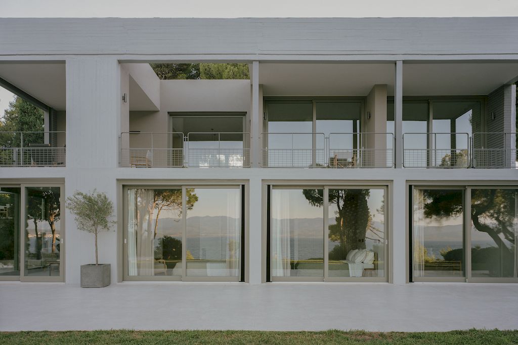 Grid House, Refurbished Modernist Home in Greece by Neiheiser Argyros