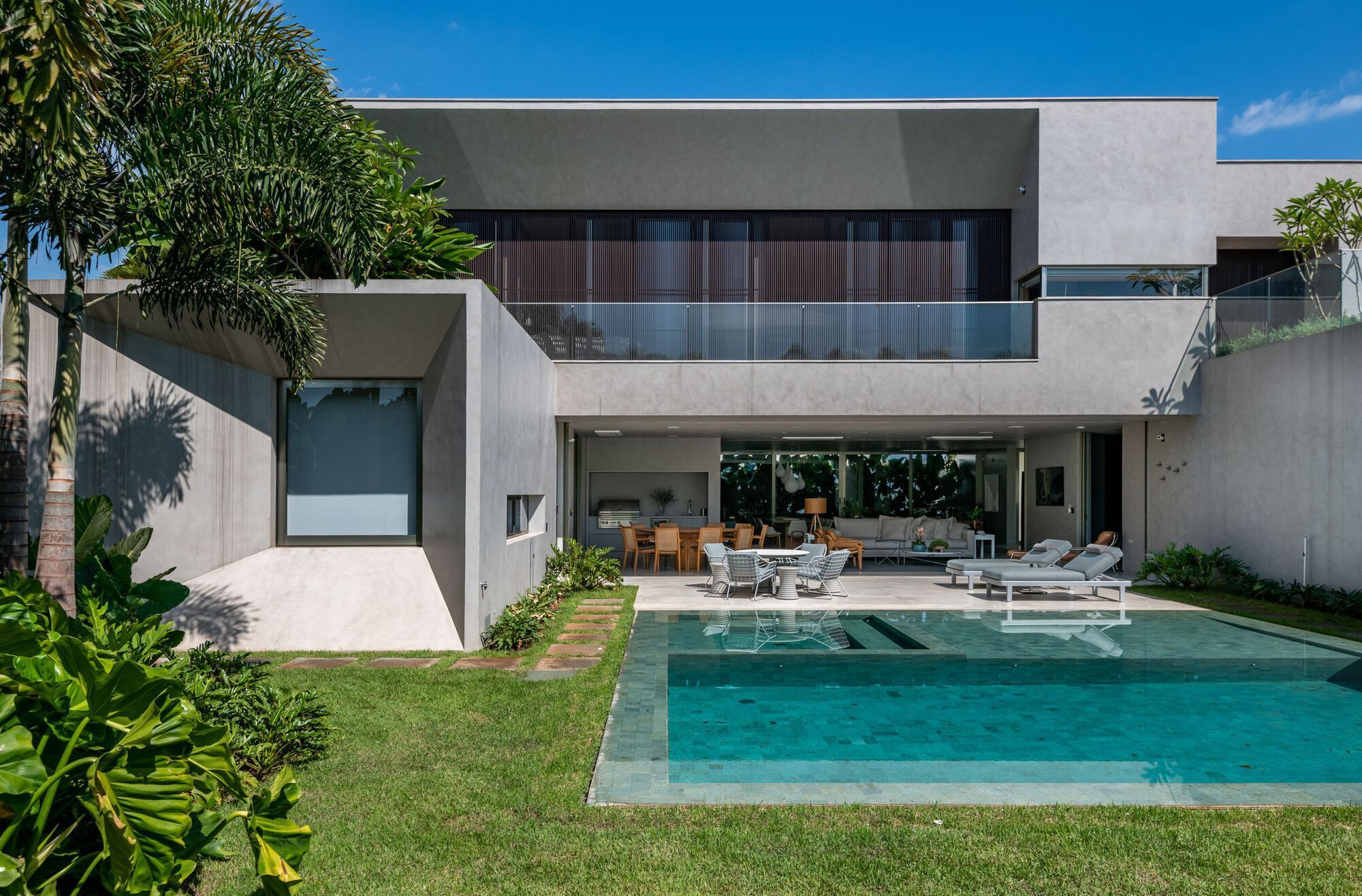 House H.L, a Contemporary Open Home by Celso Laetano Arquitetura (2)