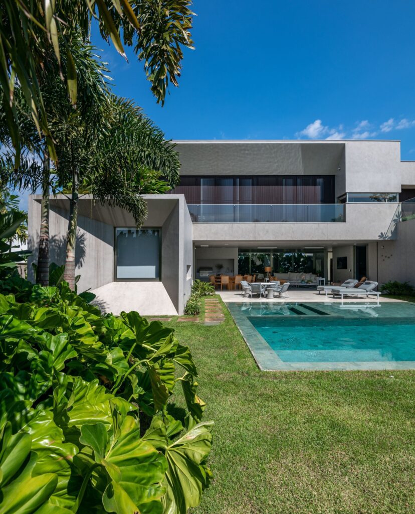 House H.L, a Contemporary Open Home by Celso Laetano Arquitetura