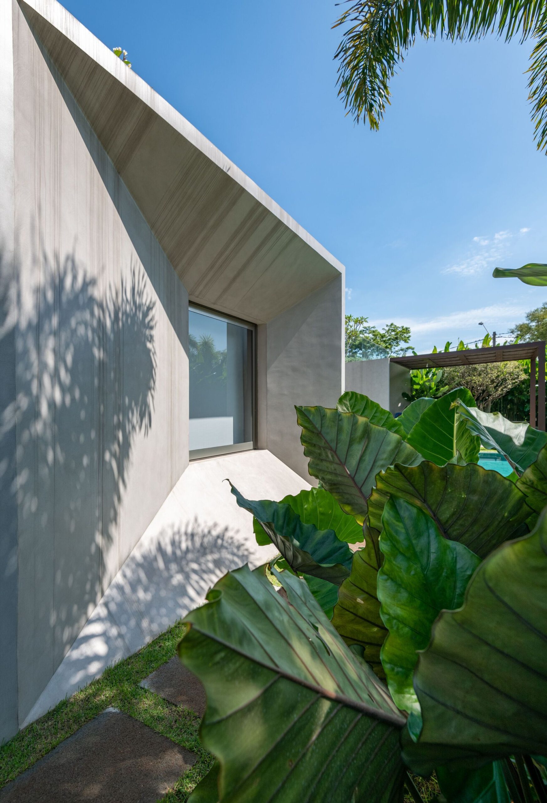 House H.L, a Contemporary Open Home by Celso Laetano Arquitetura