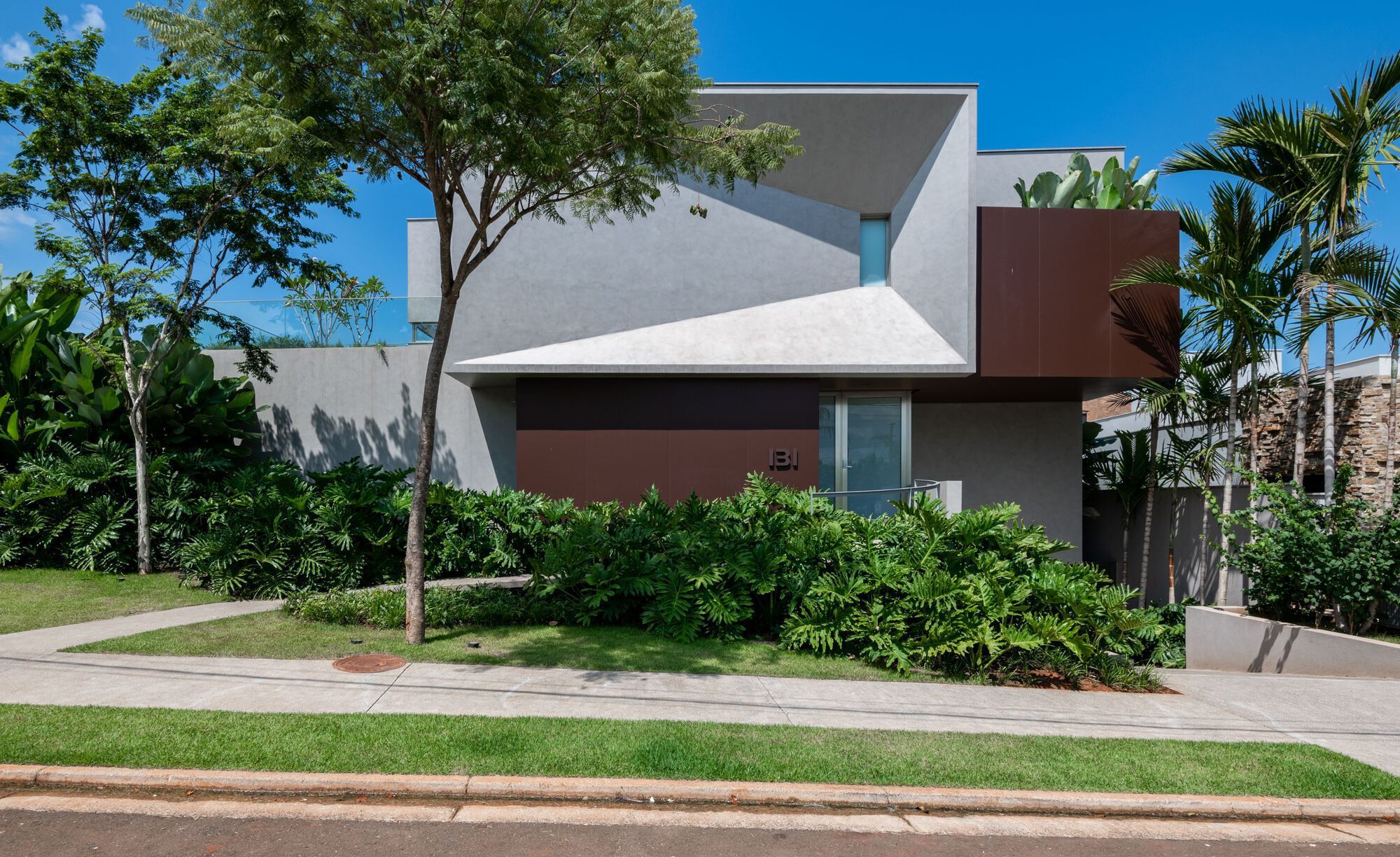 House H.L, a Contemporary Open Home by Celso Laetano Arquitetura