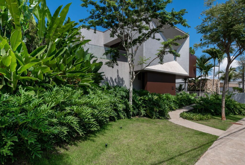 House H.L, a Contemporary Open Home by Celso Laetano Arquitetura