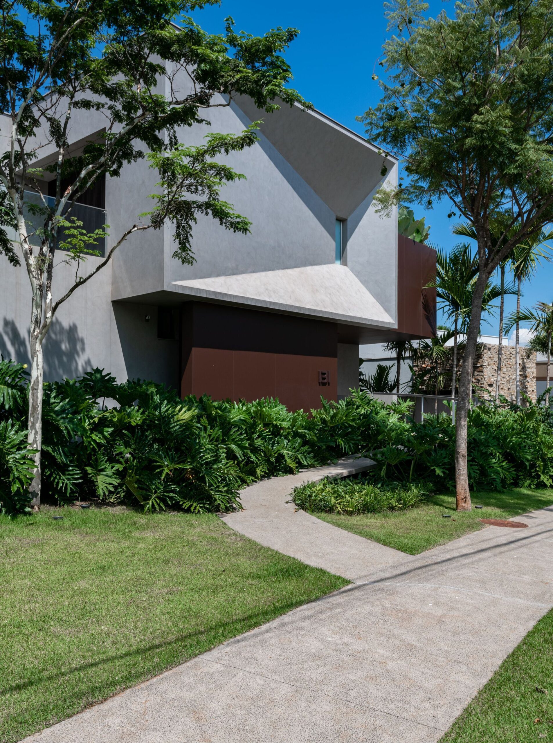 House H.L, a Contemporary Open Home by Celso Laetano Arquitetura