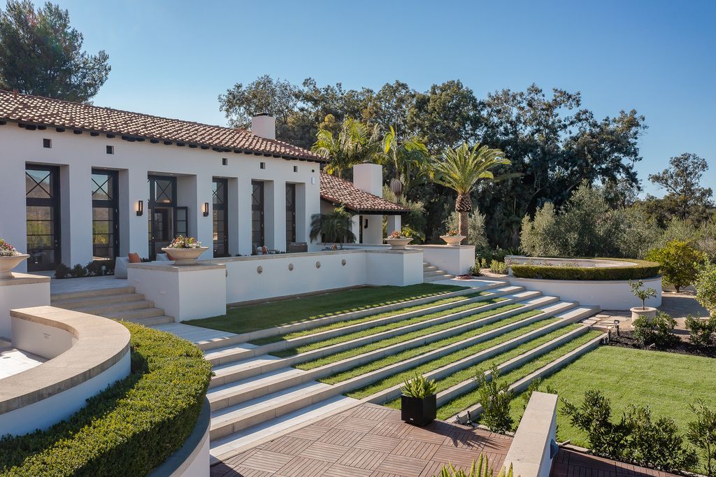 17020 El Vuelo, Rancho Santa Fe, California is an impressive custom estate with seamless indoor-outdoor living throughout with 5 bedroom suites, resort-like setting offering privacy, numerous outdoor venues for entertaining or relaxing. 
