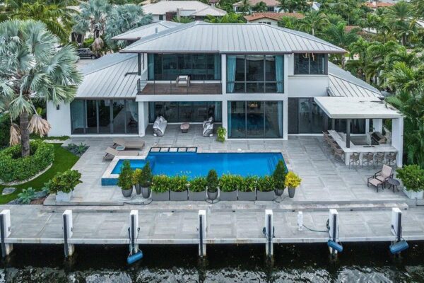 Listed at $5.25 Million, This Sophisticated Perfectly Waterfront Home in Fort Lauderdale, Florida comes with Sleek Design and Inviting Atmosphere