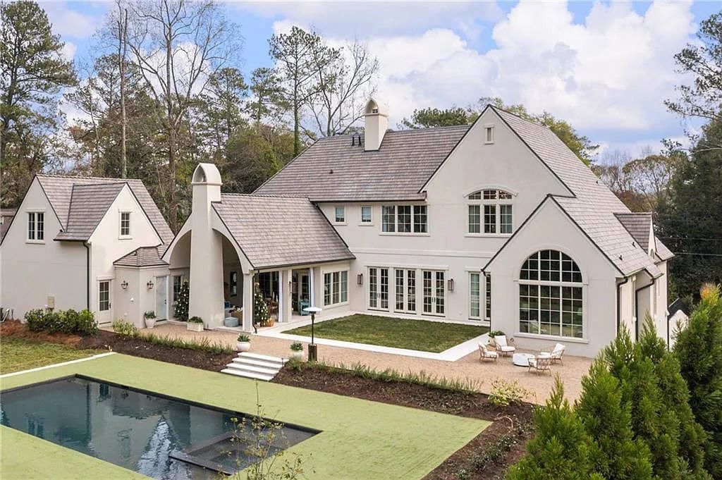 The Estate in Atlanta is a blend between traditional fittings and contemporary finishes, now available for sale. This home located at 914 Buckingham Cir NW, Atlanta, Georgia