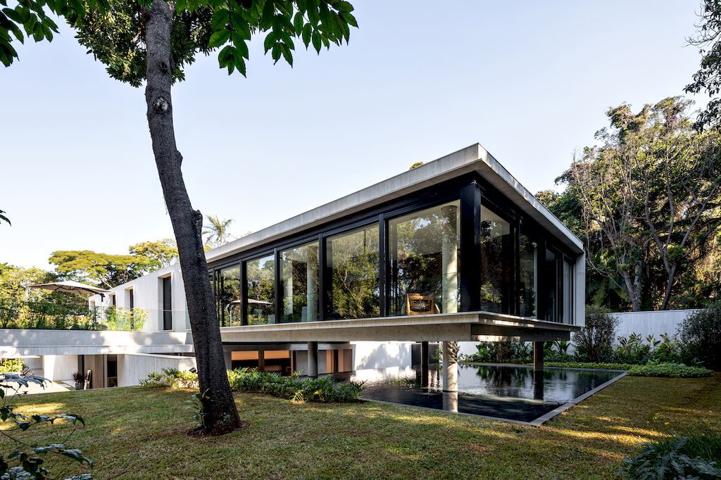 MF House with Outside Connection by Basiches Arquitetos Associados