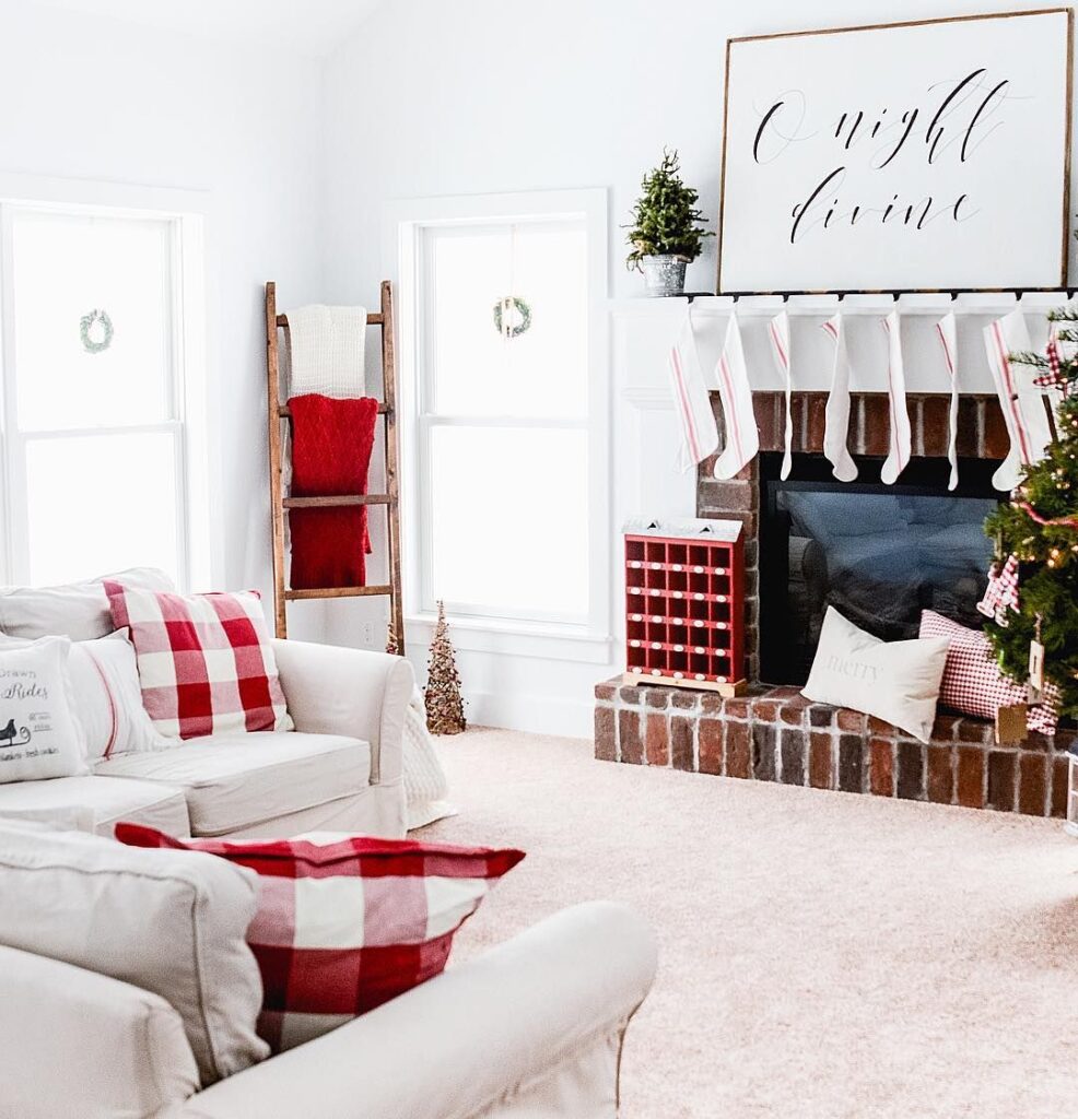 The ideal setting for a refined and chic Christmas center is a white room. To avoid creating contrast, stick to a tight color scheme of reds, whites, and golds for your Christmas tree motif. Use foliage liberally and adorn with crisp, white touches like lovely mistletoe or delicate snowberries.