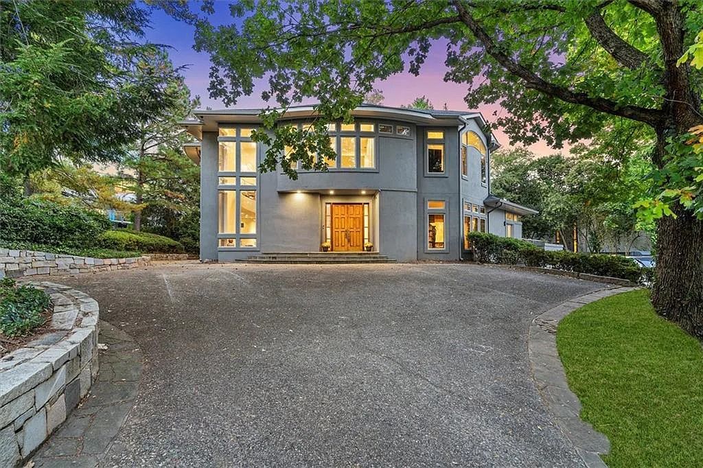 The Estate in Atlanta is a luxurious home that will impress you with massive windows in an landscaped lot now available for sale. This home located at 35 Robin Hood Rd NE, Atlanta, Georgia; offering 06 bedrooms and 07 bathrooms with 7,835 square feet of living spaces. 