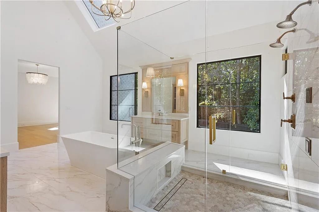 If you are updated for building a master bathroom with full functions and are not limited by the budget, you should really divide the area for a separate bath and shower. Each member of your family will definitely have different hobbies, including in bathing, people prefer to use bathtubs, and people prefer to use the shower. This is an effective way to maximize the use of bathroom space. You can consider zone division with glass panels, creating a luxurious overall and ensuring light circulation.