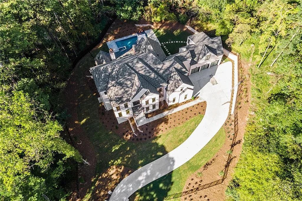 The Residence in Sandy Springs is an epitome of a well built luxury home with seamlessly transition from indoors to outdoors, now available for sale. This home located at 524 Carol Way, Sandy Springs, Georgia