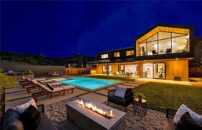 This Modern Masterpiece in Woodland Hills, California is Perfect for Both Living and Entertaining