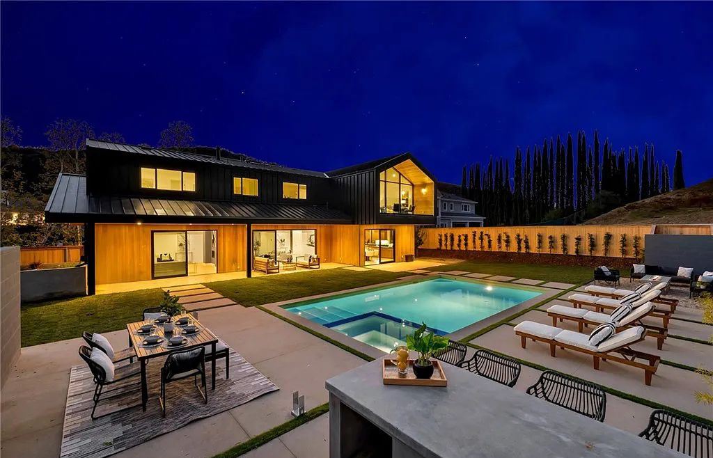 20127 Chapter Drive, Woodland Hills, California is a modern masterpiece set amongst the quiet and privacy of the scenic foothills, equally designed for the entertainer, while still living as a family home for those perfect evenings staying in with family. 