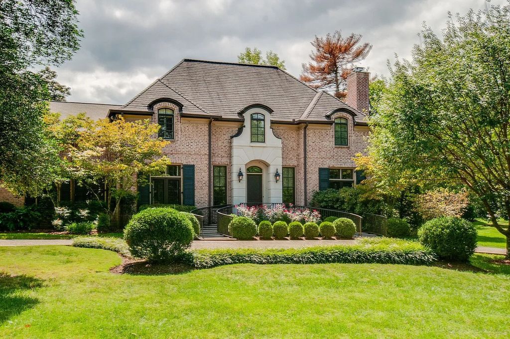 The Estate in Nashville is a luxurious home featuring stunning pool and spa, beautiful landscaping and outdoor kitchen now available for sale. This home located at 34 Lynnwood Ln, Nashville, Tennessee; offering 05 bedrooms and 08 bathrooms with 6,373 square feet of living spaces. 