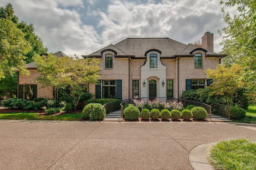 The Estate in Nashville is a luxurious home featuring stunning pool and spa, beautiful landscaping and outdoor kitchen now available for sale. This home located at 34 Lynnwood Ln, Nashville, Tennessee; offering 05 bedrooms and 08 bathrooms with 6,373 square feet of living spaces. 