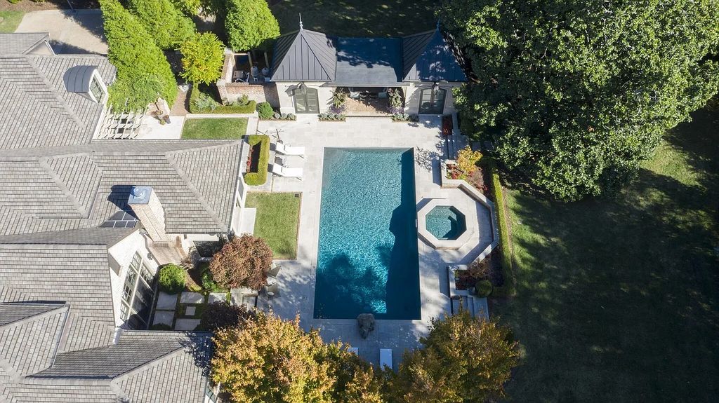 The Estate in Nashville is a luxurious home featuring stunning pool and spa, beautiful landscaping and outdoor kitchen now available for sale. This home located at 34 Lynnwood Ln, Nashville, Tennessee; offering 05 bedrooms and 08 bathrooms with 6,373 square feet of living spaces. 