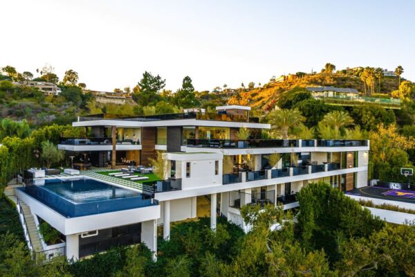 Star Resort, A World Class Mega Mansion in Los Angeles with A Kobe ...