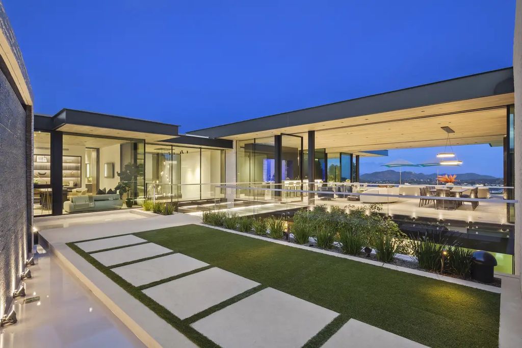 445 Walker Drive, Beverly Hills California is a custom-built brand-new construction Paul McClean residence is located in the private and esteemed Trousdale Estates neighborhood encompassing views of the canyon, mountains, downtown Los Angeles cityscapes and the Hollywood sign.