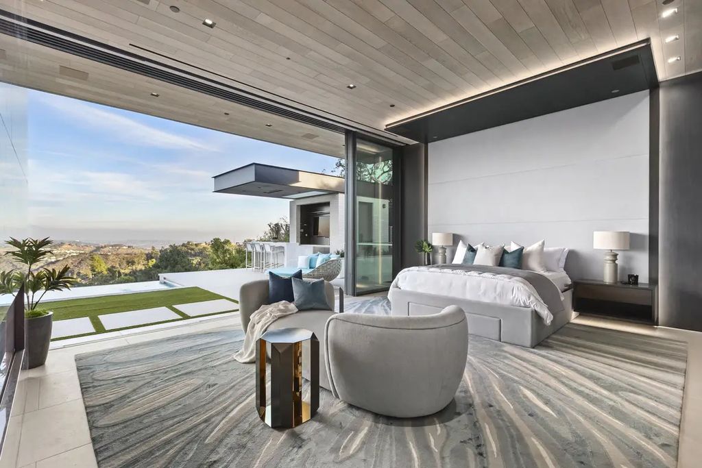 445 Walker Drive, Beverly Hills California is a custom-built brand-new construction Paul McClean residence is located in the private and esteemed Trousdale Estates neighborhood encompassing views of the canyon, mountains, downtown Los Angeles cityscapes and the Hollywood sign.