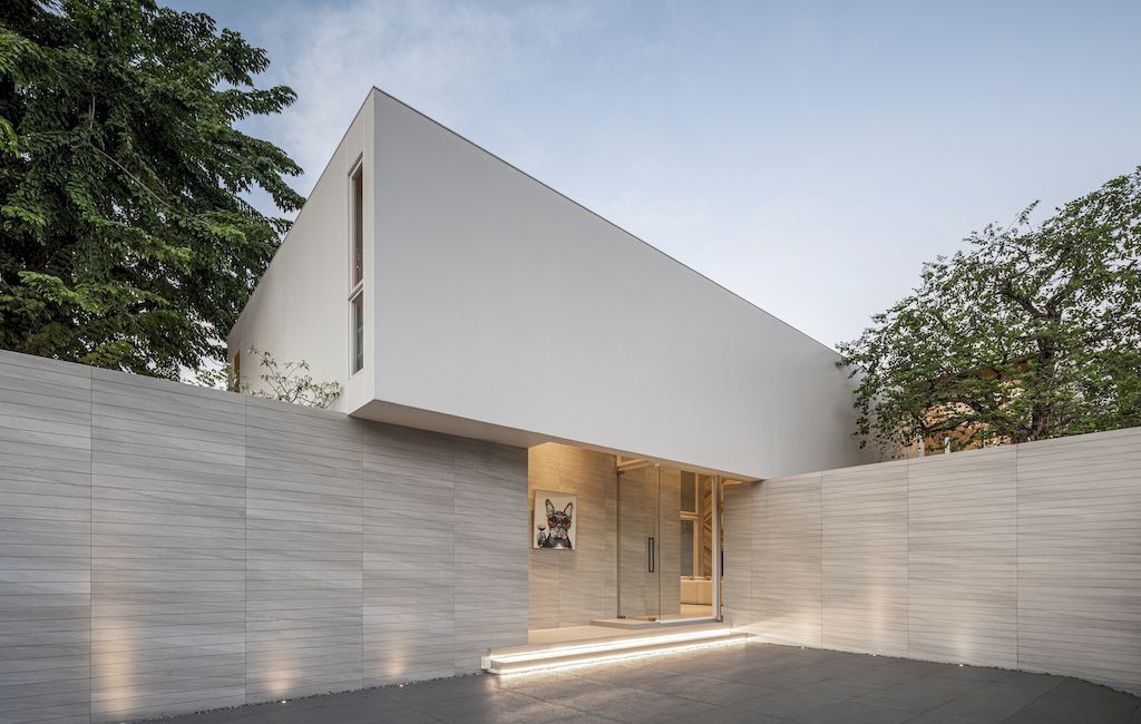 TJ House, an Impressive Plain-white Box by One and a Half Architects