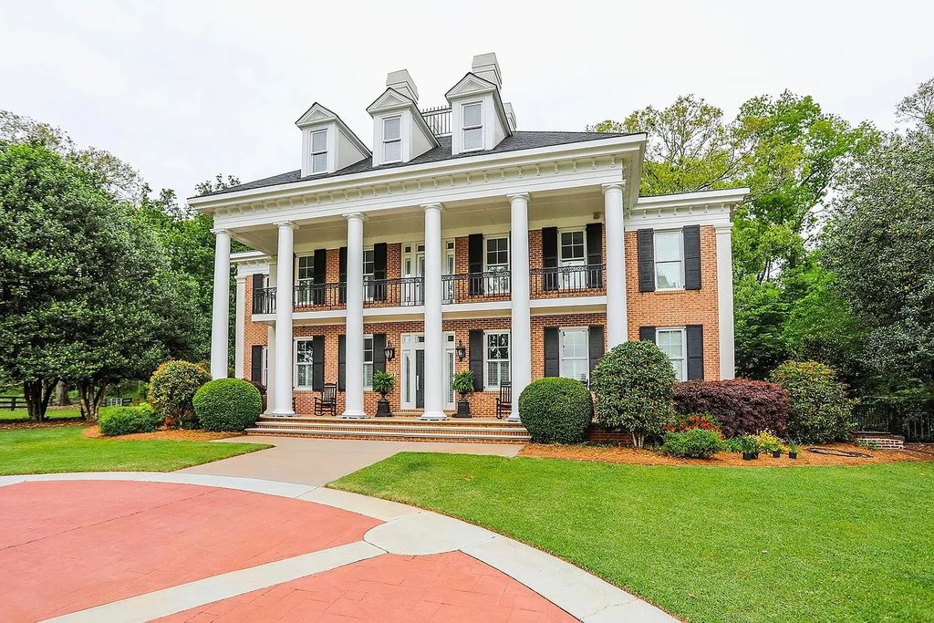 The Estate in Fort Valley is a luxurious home for you to enjoy breathtaking outdoor and indoor living now available for sale. This home located at 575 Holland Rd, Fort Valley, Georgia; offering 04 bedrooms and 06 bathrooms with 7,311 square feet of living spaces. 