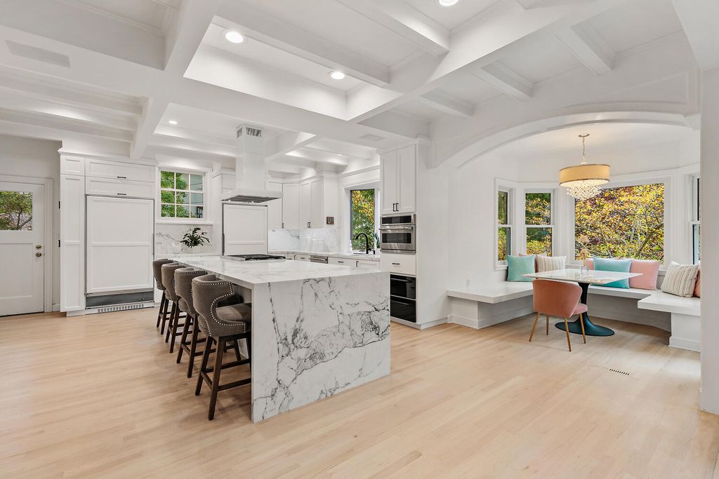 926 Baileyana Road, Hillsborough, California is a superb craftsmanship seamlessly work with the latest appointments and amenities include hardwood flooring flows throughout, framed by large windows & high ceilings. 