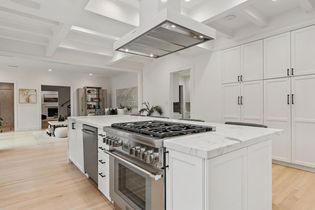 926 Baileyana Road, Hillsborough, California is a superb craftsmanship seamlessly work with the latest appointments and amenities include hardwood flooring flows throughout, framed by large windows & high ceilings. 