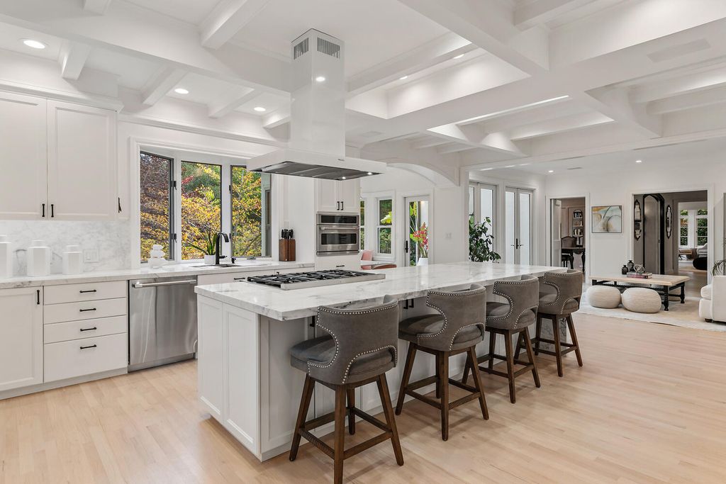 926 Baileyana Road, Hillsborough, California is a superb craftsmanship seamlessly work with the latest appointments and amenities include hardwood flooring flows throughout, framed by large windows & high ceilings. 