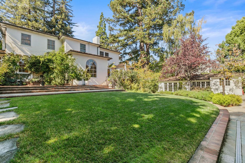 926 Baileyana Road, Hillsborough, California is a superb craftsmanship seamlessly work with the latest appointments and amenities include hardwood flooring flows throughout, framed by large windows & high ceilings. 