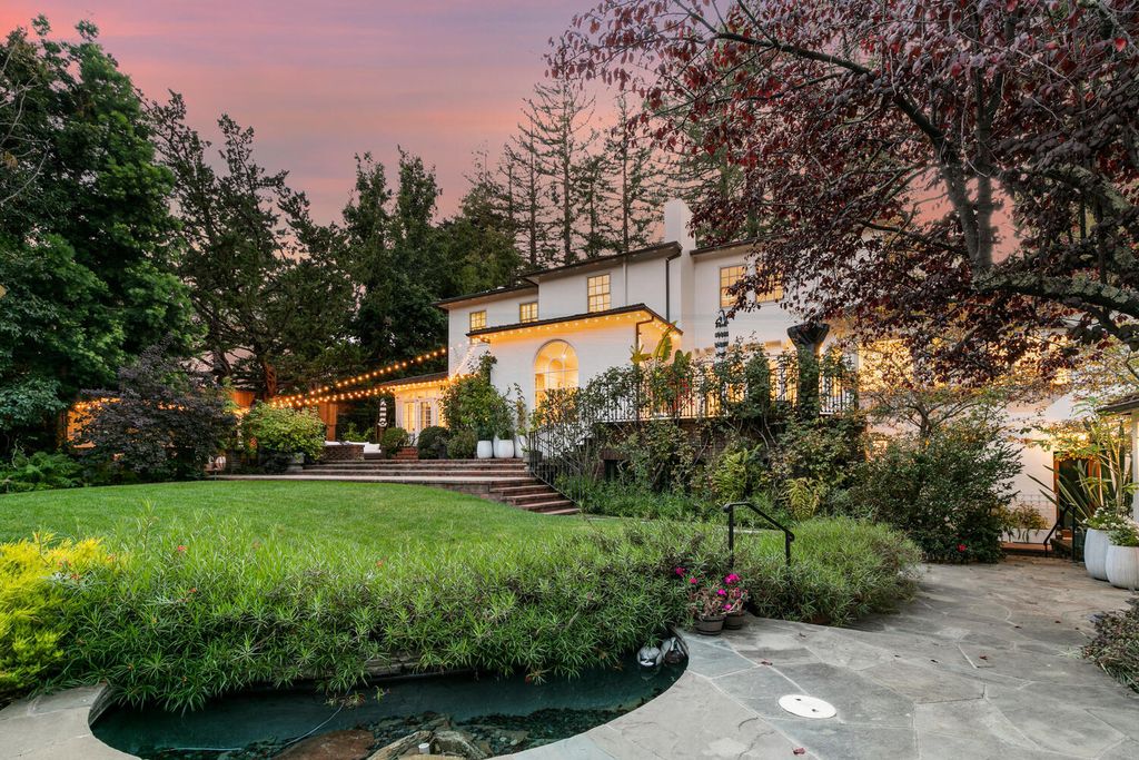 926 Baileyana Road, Hillsborough, California is a superb craftsmanship seamlessly work with the latest appointments and amenities include hardwood flooring flows throughout, framed by large windows & high ceilings. 