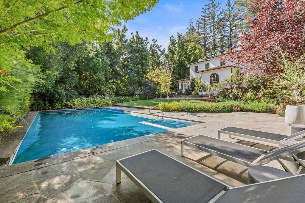 926 Baileyana Road, Hillsborough, California is a superb craftsmanship seamlessly work with the latest appointments and amenities include hardwood flooring flows throughout, framed by large windows & high ceilings. 