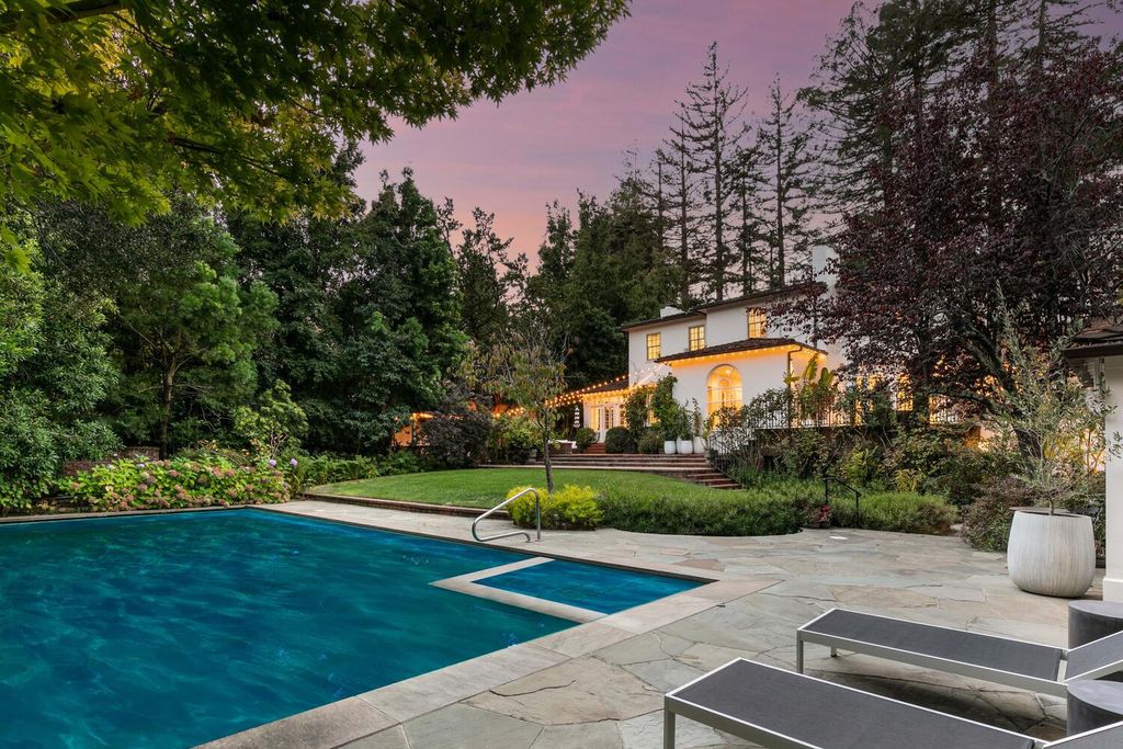 926 Baileyana Road, Hillsborough, California is a superb craftsmanship seamlessly work with the latest appointments and amenities include hardwood flooring flows throughout, framed by large windows & high ceilings. 