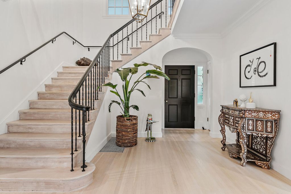 926 Baileyana Road, Hillsborough, California is a superb craftsmanship seamlessly work with the latest appointments and amenities include hardwood flooring flows throughout, framed by large windows & high ceilings. 