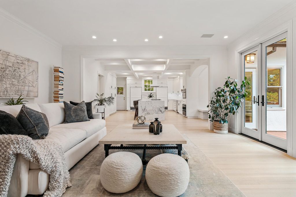 926 Baileyana Road, Hillsborough, California is a superb craftsmanship seamlessly work with the latest appointments and amenities include hardwood flooring flows throughout, framed by large windows & high ceilings. 