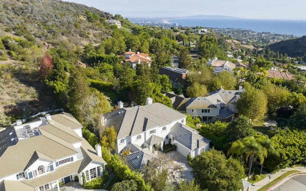 1420 Bienveneda Avenue, Pacific Palisades, California is a resort-like paradise in the exclusive Ridgeview Country Estates with a flawless blend of its classic roots and contemporary style just completely remodeled in Oct 2022.