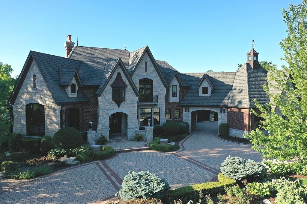 The Residence in Palos Park is built with uncompromising quality and showcasing the talents of the areas' most skilled artisans, now available for sale. This home located at 8814 W 121st St, Palos Park, Illinois