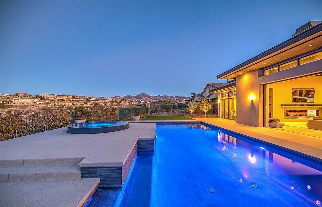 1376 Opal Valley Street, Henderson, Nevada is a retreat of all retreats located in Seven Hills on Rio Secco's 17th fairway featuring an amazing great room with true indoor/outdoor living, massive kitchen.