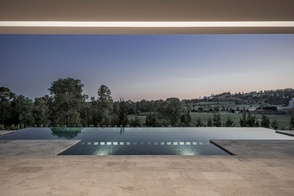 Villa The View with High Levels of Luxury and Tradition by Ark architects