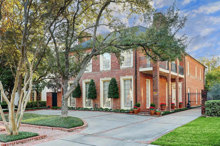 Listed At $2.25 Million, This Quintessential Home in Houston Texas Brings Modern Updates With With Full Amenities Installed And Unique Design