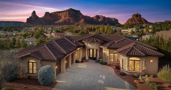 A Classic Luxury Home in Sedona Arizona Seeks For $2.1 Million With The Sweeping Unblockable Red Rock Views Of Bell Rock