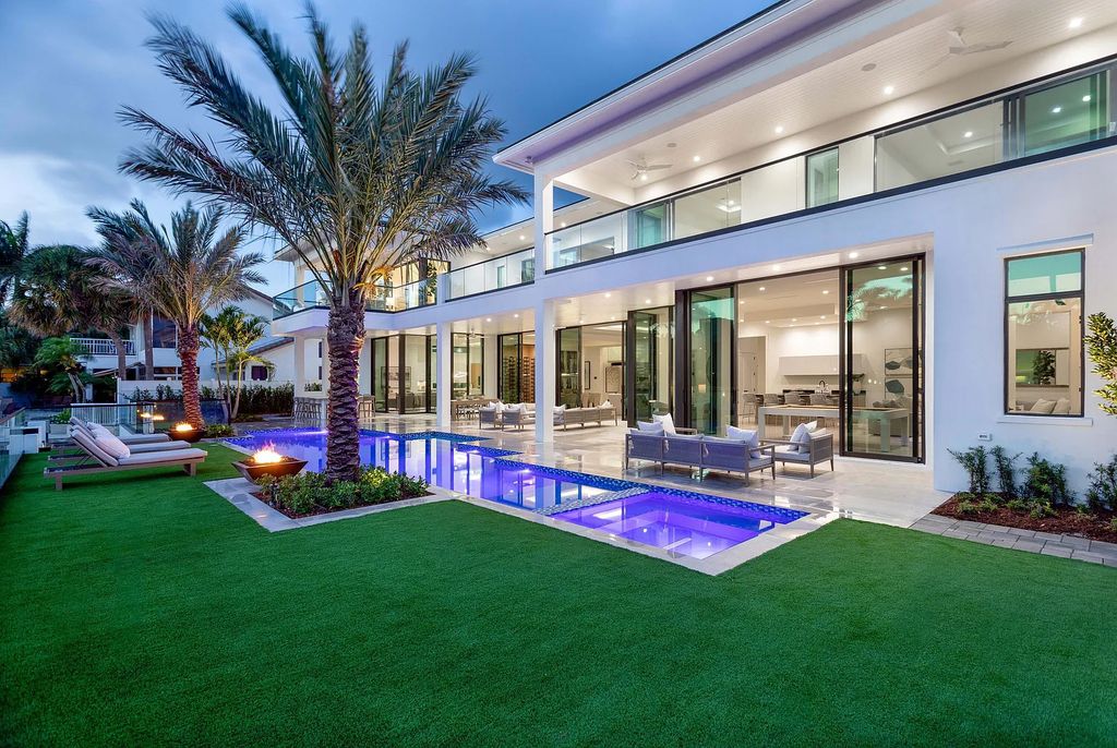 5053 Blue Heron Way, Boca Raton, Florida is a new architectural gem was conceived around an open airy layout brilliantly oriented around the estate’s resort-like outdoor entertaining and pool area, designed by Award-winning Architect John Conway sets a striking modern tone delineated by crisp modern lines while celebrating sleek contemporary motifs.