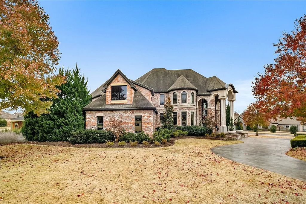 62 W Buckingham Drive, Rogers, Arkansas is a lavishly appointed contemporary home in Pinnacle Country Club with amazing amenities including a custom designed kitchen with multiple islands, wine cellar, private office, home theater, exercise room, and a library loft. 