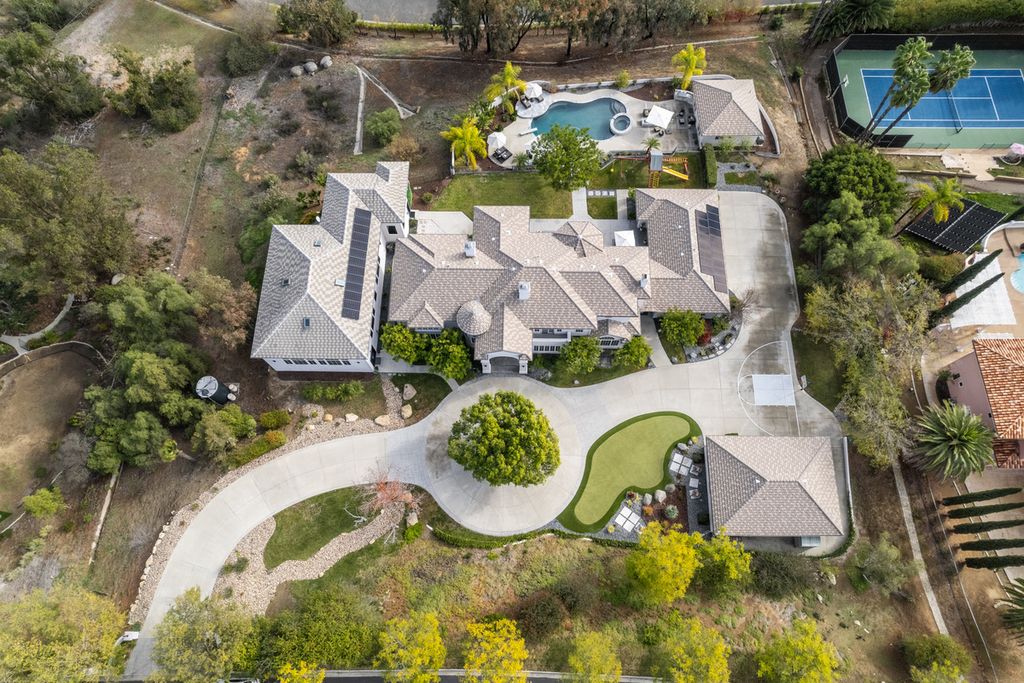 15835 El Camino Entrada, Poway, California is a meticulously designed and remodeled contemporary estate on over 2+ acres of land in the prestigious gated community of Green Valley Estates in North Poway.