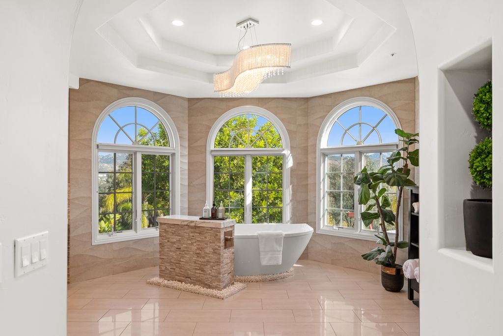 15835 El Camino Entrada, Poway, California is a meticulously designed and remodeled contemporary estate on over 2+ acres of land in the prestigious gated community of Green Valley Estates in North Poway.