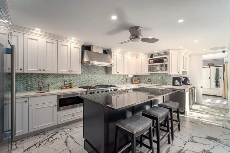 A Residence Located in the Most Soughtafter Location in Old Town Key